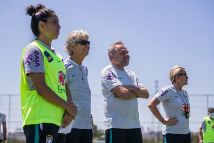 A sueca Pia Sudhage com a comissão técnica diversificada no comando da Seleção Brasileira feminina