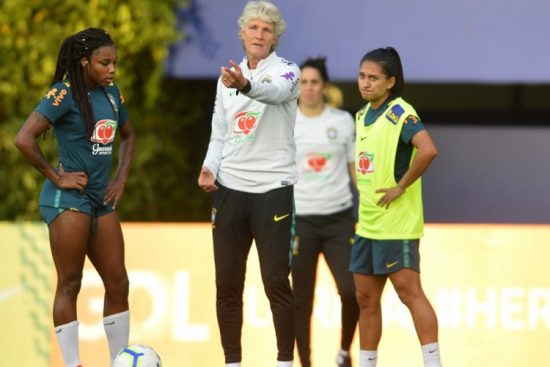 Pia Sundhage em treino com a Seleção Brasileira feminina de futebol