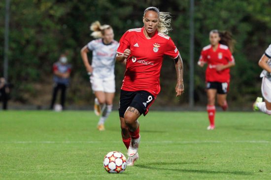 Nycole Raysla, atacante do Benfica, rompeu o ligamento do joelho e ficará 9 meses fora dos gramados