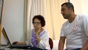 O trabalho do neto de aluguel na casa de Dora Dalmásio. Reprodução/TV Gazeta 