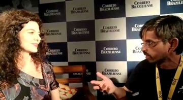 A atriz Gilda Nomacce em entrevista ao Correio Braziliense, no 50º Festival de Brasília do Cinema Brasileiro. Reprodução