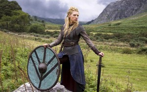 Mulheres Vikings eram guerreiras escudeiras. Elas não são um mito. Descoberta arqueológica recente revelou que as vikings atravessavam os mares e lutavam ao lado dos homens. Pesquisas da University of Western Australia sobre ossadas de aldeia Viking concluem que a quantidade de guerreiras mulheres era equivalente ao número de homens.
