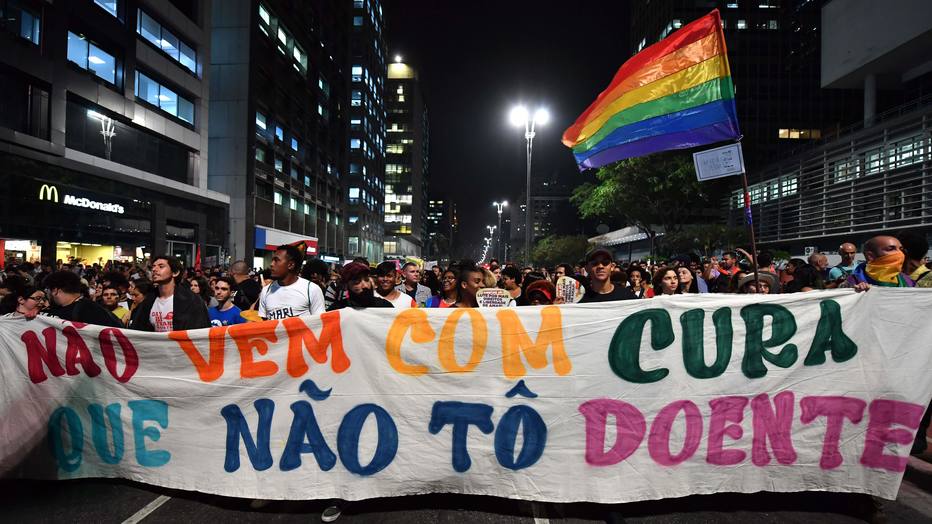 LGBTIs fazem manifestação em Sao Paulo, em setembro de 2017, contra o juiz do DF que liberou a "cura gay" para tratamentos psicológicos. Foto: AFP Brazilian federal judge Waldemar de Carvalho overruled a 1999 decision by the Federal Council of Psychology that forbade psychologists from offering widely discredited treatments which claims to cure gay people. / AFP PHOTO / NELSON ALMEIDA