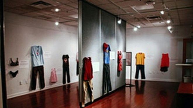 Exposição mostra roupas "normais" de vítimas de estupro no dia em que sofreram o ataque. Em 2016, uma pesquisa do Datafolha encomendada pelo Fórum Brasileiro de Segurança Pública mostrou que mais de um terço dos brasileiros acredita que "mulheres que se dão ao respeito não são estupradas". No mesmo estudo, 30% disseram que "mulher que usa roupas provocativas não pode reclamar se for estuprada". Foto: Divulgação CAW East Brabant.