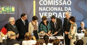 CNV Os membros da CNV, José Carlos Dias, José Paulo Cavalcanti, Maria Rita Kehl, Pedro Dallari, Paulo Sérgio Pinheiro e Rosa Cardoso, entregam o Relatório à Presidenta Dilma Rousseff, em cerimônia realizada em 10 de dezembro de 2014, no Palácio do Planalto. Foto: Fabrício Faria|CNV