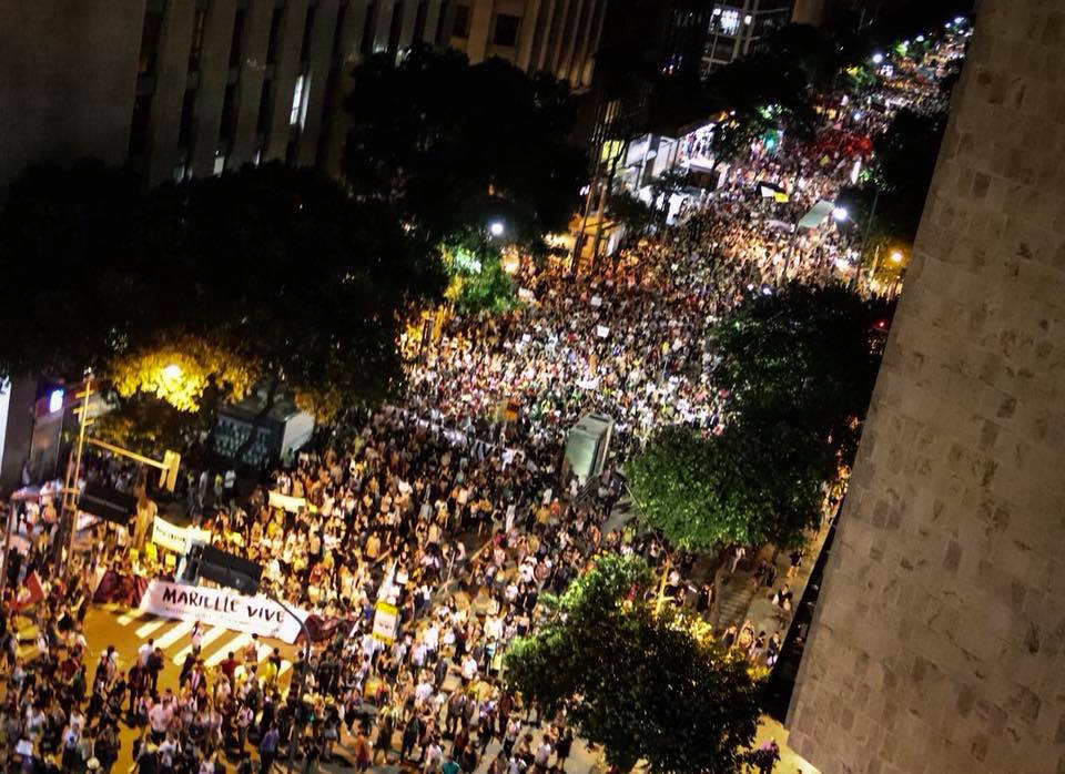 Avenida Rio Branco, no centro do Rio de Janeiro, completamente tomada, ontem (20), ecoando a voz ceifada da vereadora assassinada Marielle Franco (PSol). Fontes partidárias estimam que mais de 100 mil manifestantes foram às ruas em protesto contra o atentado, em diversas capitais. Em São Paulo, as tempestades atrapalharam a manifestação que aconteceria na Avenida Paulista. Foto: Mayara Donaria 