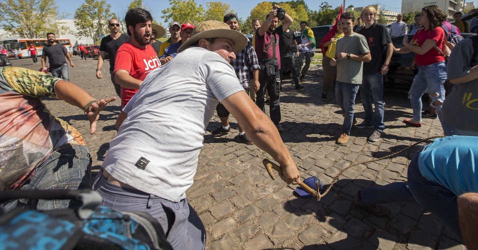 Ruralista ataca trabalhador que militava pela Caravana de Lula, em Santa Maria (RS).