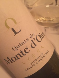16/07/2016. Crédito: Quinta do Monte d`Oiro/Divulgação. Vinho branco Arinto & Marsane da vinícola Quinta do Monte d`Oiro.