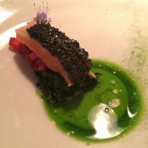 2016. Crédito: Simon Lau/Divulgação. Favas Contadas. Prato de Ovas de esturjão e ruibarbo do restaurante Oaxen Krog em Estocolmo na Suécia.