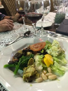 Mix de folhas e frutos com foie gras preparados pelo chef Rosario Tessier