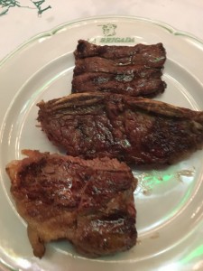 20/02/2017. Crédito: Liana Sabo/CB/D.A. Press. Argentina. Buenos Aires. Prato de carne do restaurante La Brigada - Lo Distinto en Parrilla, no bairro de San Telmo em Buenos Aires.