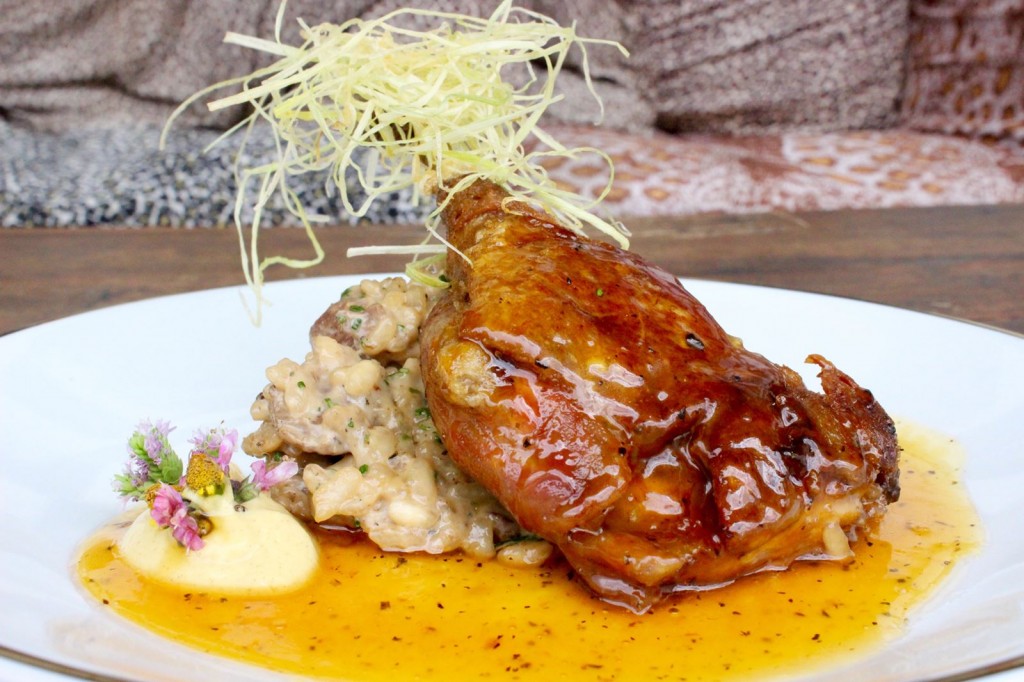 Confit de pato com molho de mexerica e mostarda Ancienne, acompanhado de arroz de jambu do restaurante Universal