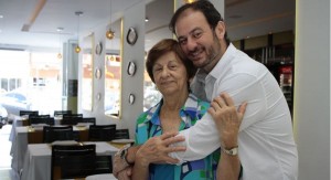 A matriarca Anice Abdala Bitar, responsável pelas receitas, recebe o abarço do filho Eduardo Haddad