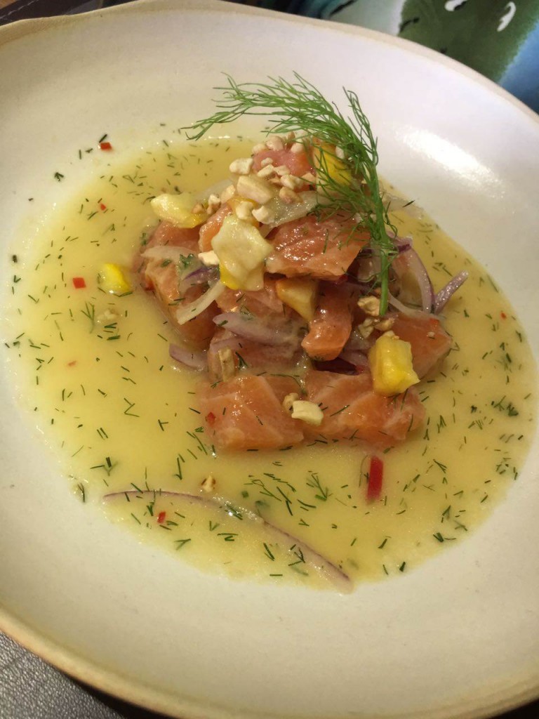 Ceviche tropical combina caju e salmão