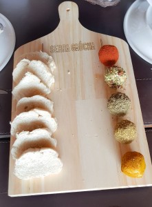 Créditos: Denise Margis/Divulgação. bolinhos de ricota do restaurante Serra Gaúcha.