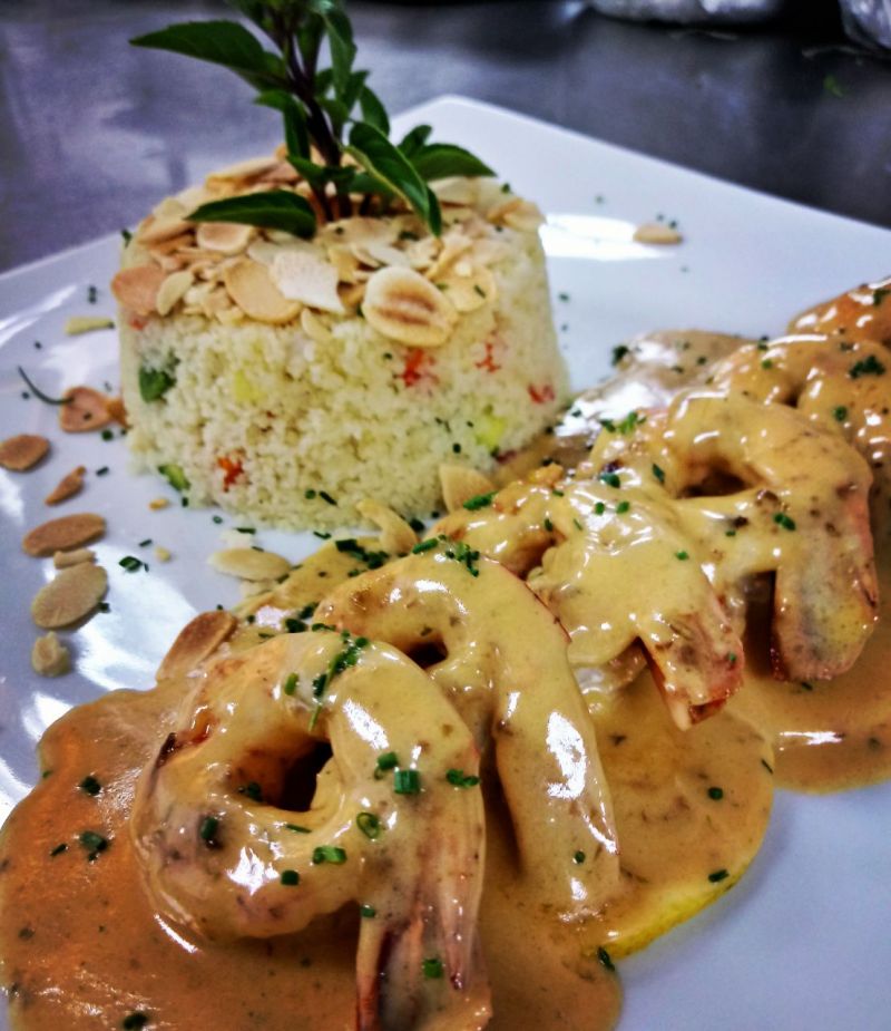 Arquivo pessoal/Divulgação. Camarões premium com lâminas de limão siciliano, cuscuz marroquino de legumes e lascas de amêndoas crocantes do restaurante Noah.