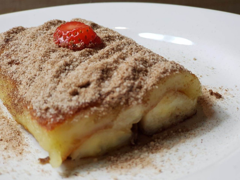 Icônica sobremesa pernambucana feita de banana, queijo coalho e canela