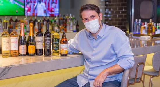 Empresário do Coco Bambu mostra novo bar da casa