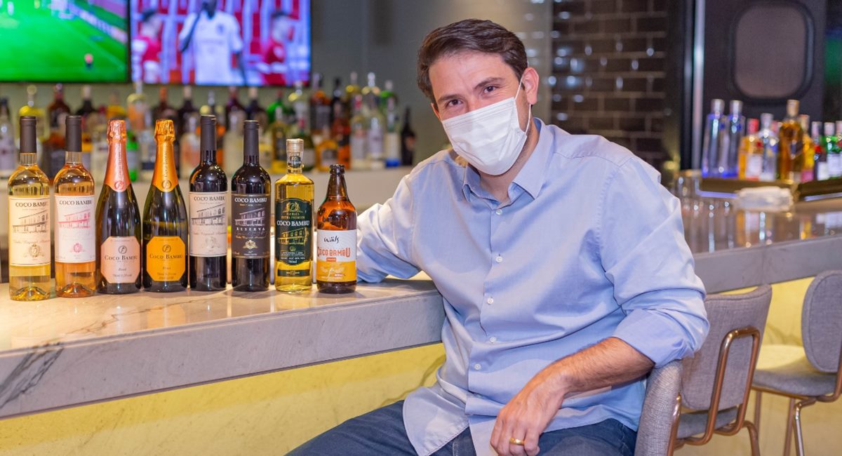 Empresário do Coco Bambu mostra novo bar da casa