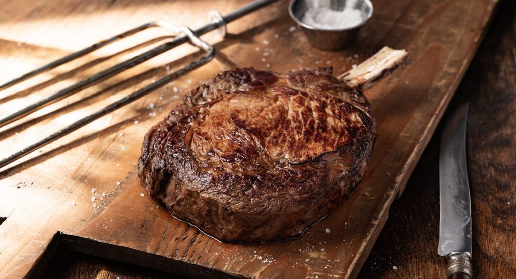 Corte  Bone-in-Ribeye servido na Fogo de Chão