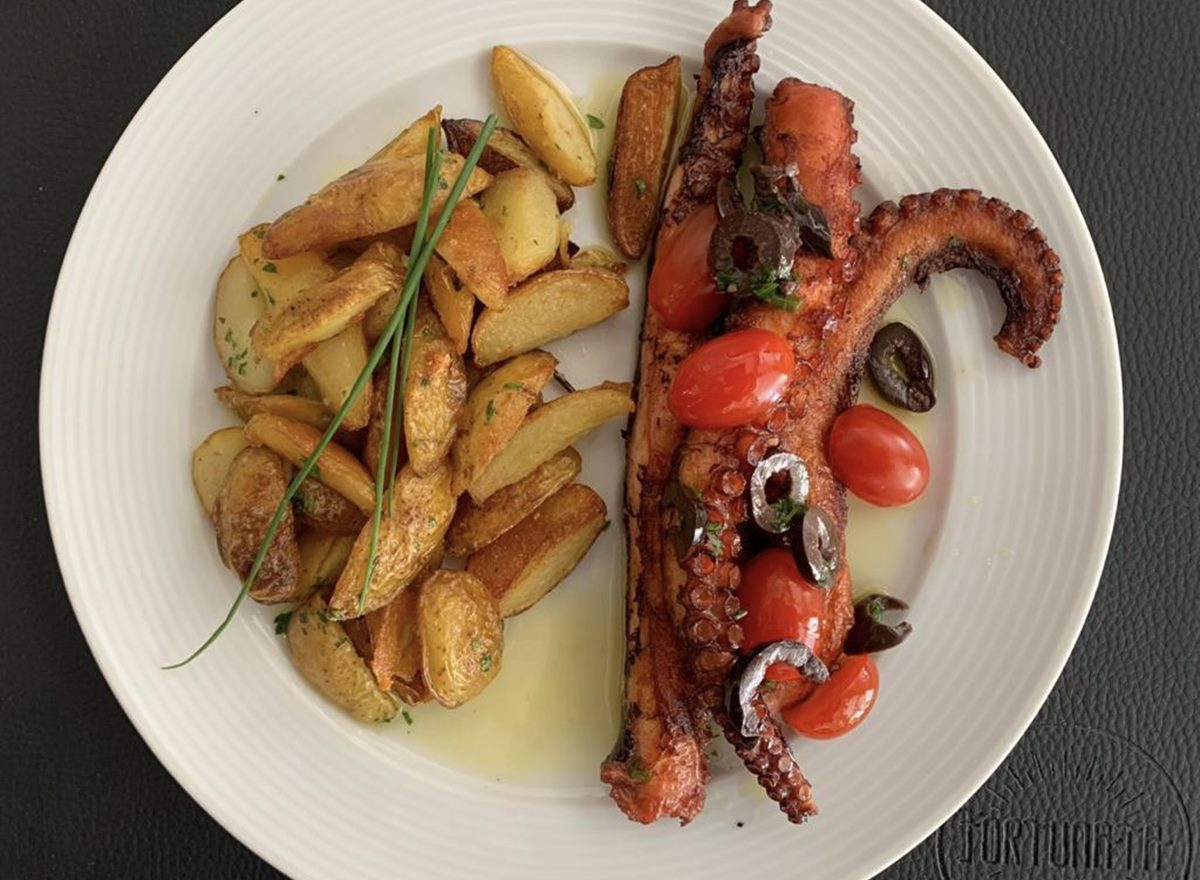 Polvo grelhado refogado ao molho de azeite, tomatinhos cereja e azeitonas, acompanhado de batatas ao forno com sálvia e alecrim do restaurante Restautant Week