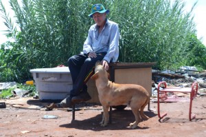 Aurino Costa da Silva e seu cachorro Leão, na Asa Norte.