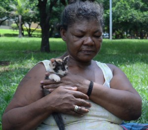 Guilhermina Maria da Conceição e a sua gata Nina, na Asa Norte.