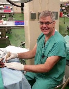 Foto Harbourfront Animal Hospital/Divulgação. O veterinário odontológico Jim Moore colocando aparelho em seu cachorro golden retriever Wesley. 