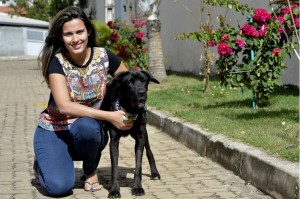 Maiara de Oliveira com o cão Thor, ele está em tratamento contra a cinomose.