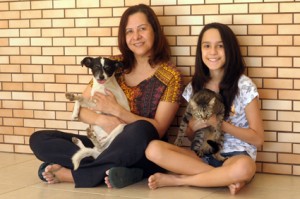 Foto: Antonio Cunha/@cbfotografia. A gata Tina e a cachorra Felícia, ambas adotadas do Projeto Adoção São Francisco.