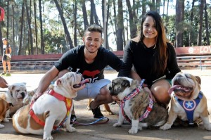  Rafael Mota e Manoela Tavares com seus cães.