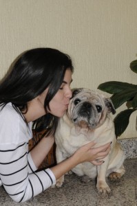 Amanda Gomes com seu pug, Bart: preguiçoso, ele não faz exercício, mas tem dieta controlada para evitar obesidade.
