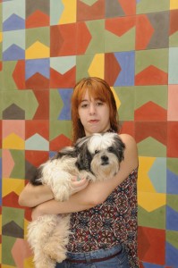  Tainá com seu cão Akiles.Foto Zuleika de Souza/@cbfotografia