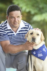 Foto: Breno Fortes/@cbfotografia. Arthur Calazans e seu cão Bolt, durante entrega de cachorros da raça Labrador para uso do Projeto Cão Guia