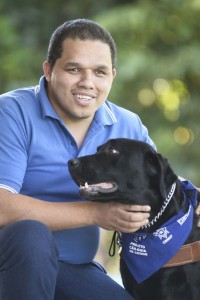 Foto: Breno Fortes/@cbfotografia. Entrega de cachorros da raça Labrador para uso do Projeto Cão Guia.Leonardo Moreno, com seu cão Black.