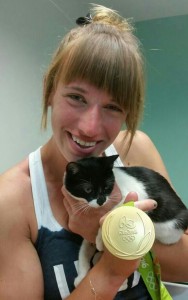 Medalhista Tessa dando carinho aos animais (Reprodução/Oito Vidas)