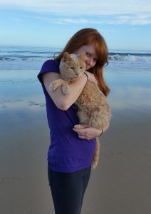 Tigger e Adriene em uma de suas aventuras na praia (Foto/Tigger’s Story- The 21 yr. Old Cat & His Bucket List)