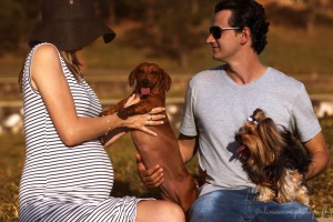 foto do casal Daniela e o marido que realizaram um ensaio fotográfico da família completa, ou seja, com as cadelinhas Júlia e Cindy.Animais da casa.