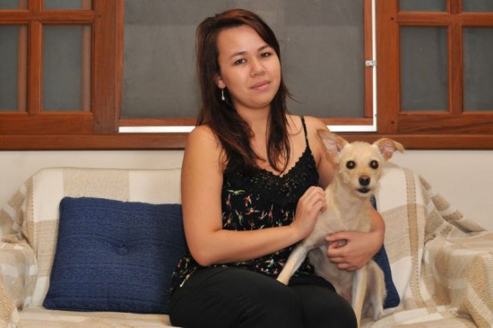 a foto mostra uma jovem com sua cachorrinha para ilustrar a matéria de saúde