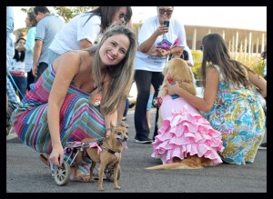 foto de cães e seus tutores durante sessão no cine Drive in em Brasília onde acnteceu a apresentação do filme Pets - a vida secreta dos bichos