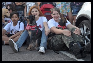 foto de cães e seus tutores durante sessão no cine Drive in em Brasília onde acnteceu a apresentação do filme Pets - a vida secreta dos bichos