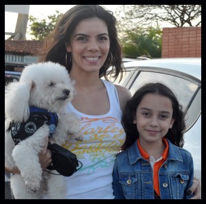 foto de cães e seus tutores durante sessão no cine Drive in em Brasília onde acnteceu a apresentação do filme Pets - a vida secreta dos bichos