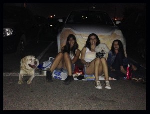 foto de cães e seus tutores durante sessão no cine Drive in em Brasília onde acnteceu a apresentação do filme Pets - a vida secreta dos bichos