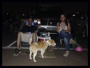 foto de cães e seus tutores durante sessão no cine Drive in em Brasília onde acnteceu a apresentação do filme Pets - a vida secreta dos bichos