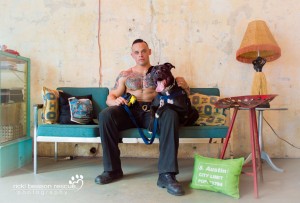 imagem de militares veteranos e policiais americanos com animais resgatados.Projeto de uma fotógrafa que produz calendários com o propósito de ajudar a adoção de animais