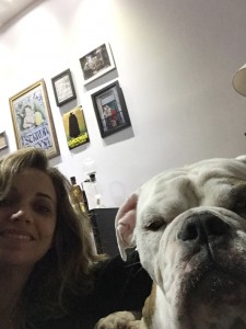 Foto do cão Bonno com Cristine Gentil