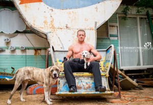 imagem de militares veteranos e policiais americanos com animais resgatados.Projeto de uma fotógrafa que produz calendários com o propósito de ajudar a adoção de animais