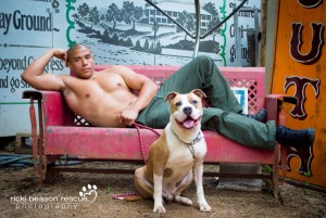 imagem de militares veteranos e policiais americanos com animais resgatados.Projeto de uma fotógrafa que produz calendários com o propósito de ajudar a adoção de animais