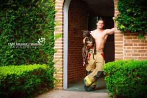 imagem de militares veteranos e policiais americanos com animais resgatados.Projeto de uma fotógrafa que produz calendários com o propósito de ajudar a adoção de animais