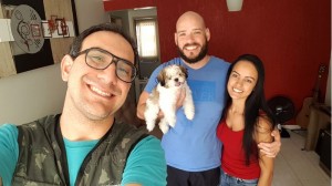 Lucas, Rodrigo e Karine, donos da cachorrinha Meg. Crédito: Lucas Duty/Divulgacao. Zoopsicologia.